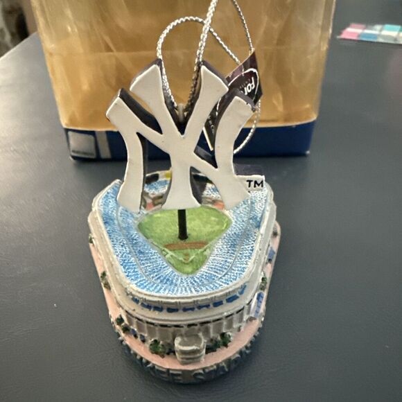Forever Collectibles Limited Edition YANKEE STADIUM Christmas Ornament MLB 2006 - Picture 1 of 7